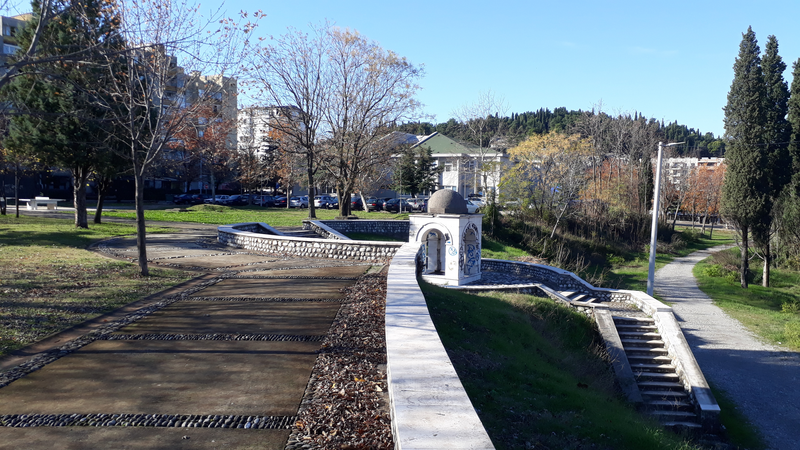 The turbe can be seen on the landing in the middle of a staircase going down a slope from the park.